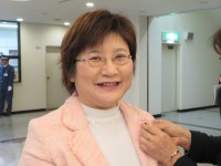 議員バッジをつけてもらう藤元聡美市議会議員